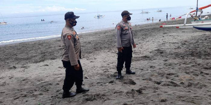 Personel Polsek Lembar Ingatkan Pengunjung Wisata Pantai Cemare Lebih Berhati-hati dan tetap taat Prokes (1)