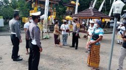Hari Bhayangkara ke 76, Sat Lantas Polres Lobar Gotong Royong Bersihkan Masjid dan Pura
