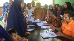 TNI-Polri di Lembar Kompak Bersama Amankan Penyaluran Bantuan di Desa Lembar Selatan
