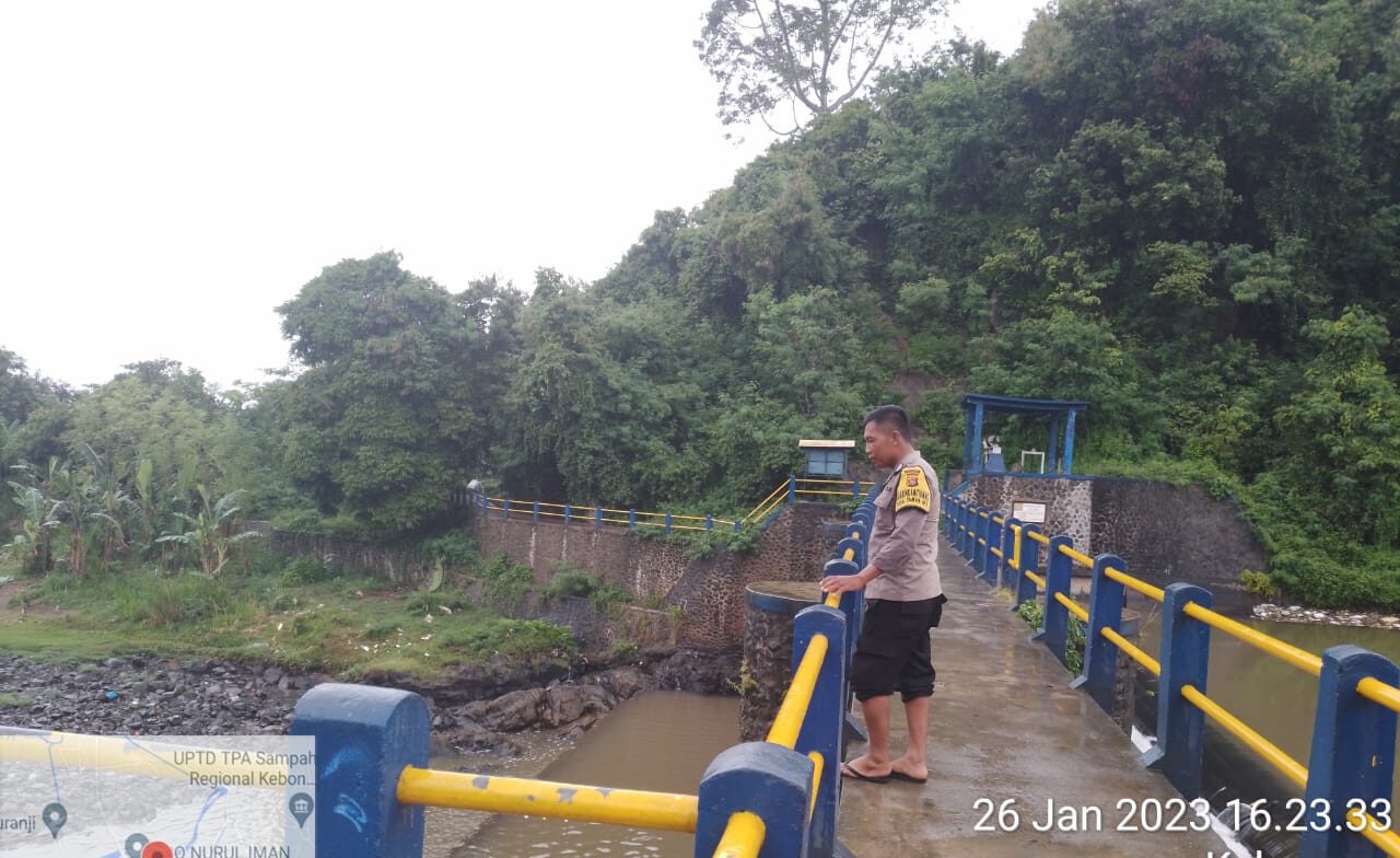 Hujan Lebat di Kecamatan Gerung, Polisi Lakukan Patroli Mengecek Debit Air
