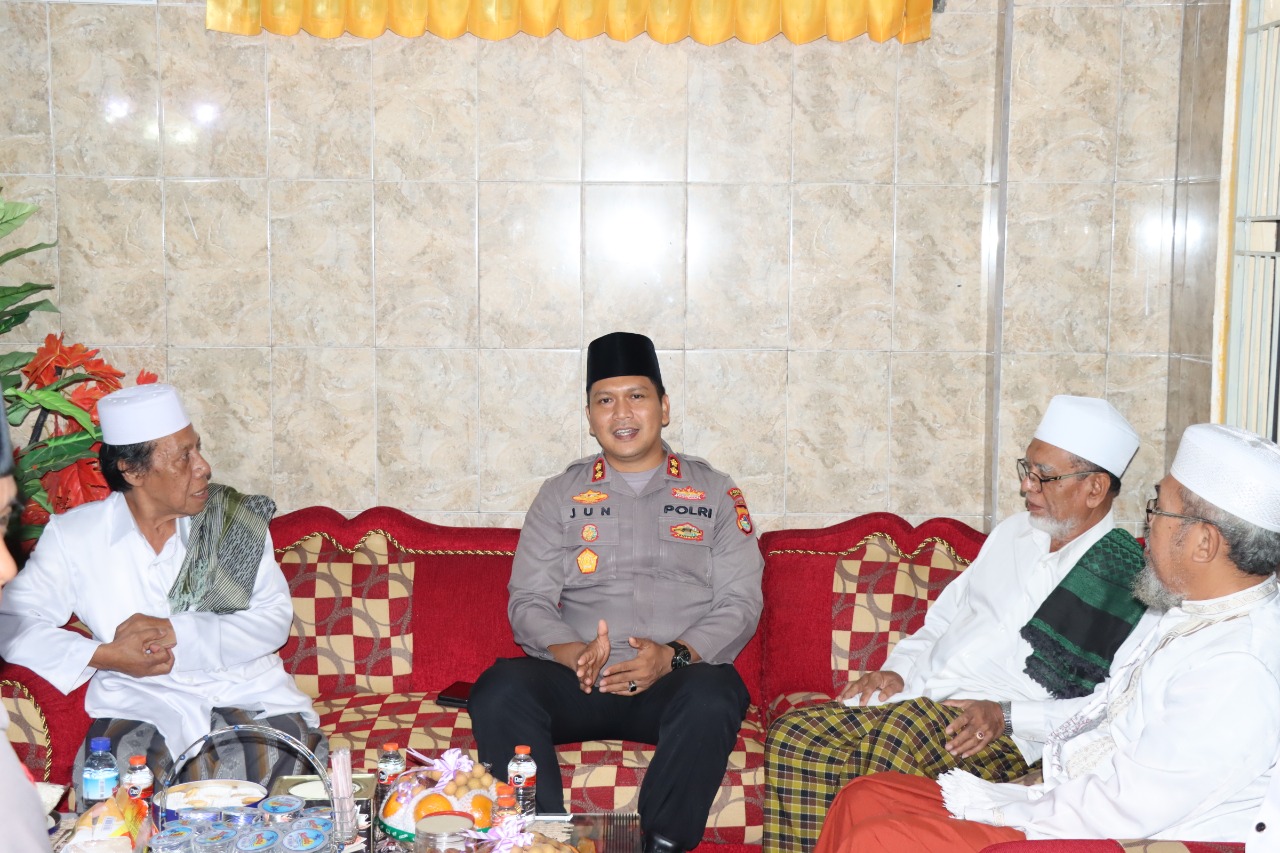 Jumat Curhat, Kapolres Lombok Barat Temui Pimpinan Pondok Pesantren Al Islhuddiny di Kediri