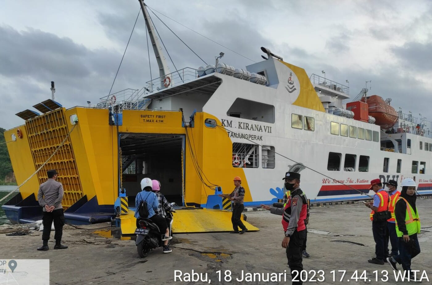 Kedatangan KM Kirana VII, Polsek Kawasan Pelabuhan Lembar Lakukan Pegamanan