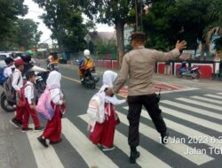 Strong Point Pagi Polsek Labuapi, Lakukan Pengaturan Lalulintas di Beberapa Titik