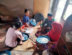 Laksanakan Komsos Dengan Kunjungi dan Bantu Pembuatan Kue Kering, Cara Babinsa Langko Mempererat Jalinan Silaturrahmi