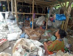 Babinsa Peteluan Indah Himbau Pekerja dan Pengepul Barang Rongsokan