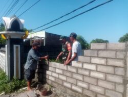 Cegah Warga Lain Buang Sampah Ke Sungai, Warga dan Babinsa Karang Pule Tutup Akses Jalan