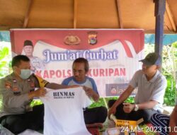 Serahkan Sarana Kontak Kepada Warga, dalam Jumat Curhat Polsek Kuripan di Desa Jagaraga