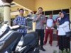 Kapolres Lombok Barat, Polda NTB, AKBP Bagus Nyoman Gede J, S.H., S.I.K., M.A.P menyerahkan satu unit sepeda motor kepada Korban