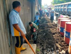 Cegah Banjir, Babinsa Monjok Timur Bersama Dinas PUPR dan Dinas Perdaganagan Bersihkan Got di Wilayah Pasar Cemare