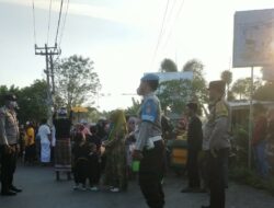 Babinsa dan Bhabinkamtibmas Jaga Keamanan Nyongkolan di Desa Terong Tawah