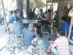 Kapolsek Labuapi Bagikan Sembako dan Gelar Program Jumat Curhat untuk Masyarakat Tambang Pasir di Lombok Barat