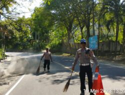 Polsek Batulayar Bersihkan Tumpahan Solar dalam Kegiatan Patroli untuk Menjaga Kamtibmas