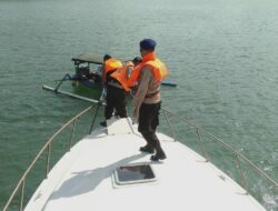 Kapal Patroli XXI-2002 Melaksanakan Patroli Perairan di Wilayah Polres Lombok Barat
