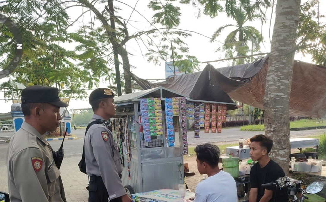 Polsek Gerung Lakukan Patroli Rutin di Sekitar Taman kota dan Kantor KPU Lombok Barat untuk Menjaga Kamtib