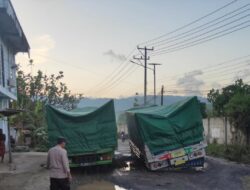 Kemacetan Menuju Pelabuhan Gili Mas, Akibat Truk Fuso Terjebak di Jalan Rusak di Dusun Segenter, Lombok Barat