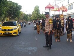 Bhabinkamtibmas Amankan Nyongkolan Antara Desa Lembar Selatan dan Kelurahan Pagutan Timur