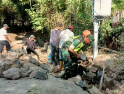 Babinsa Sambik Bangkol Koramil 1606-10 Gangga Bantu Perbaiki Jalan Rusak