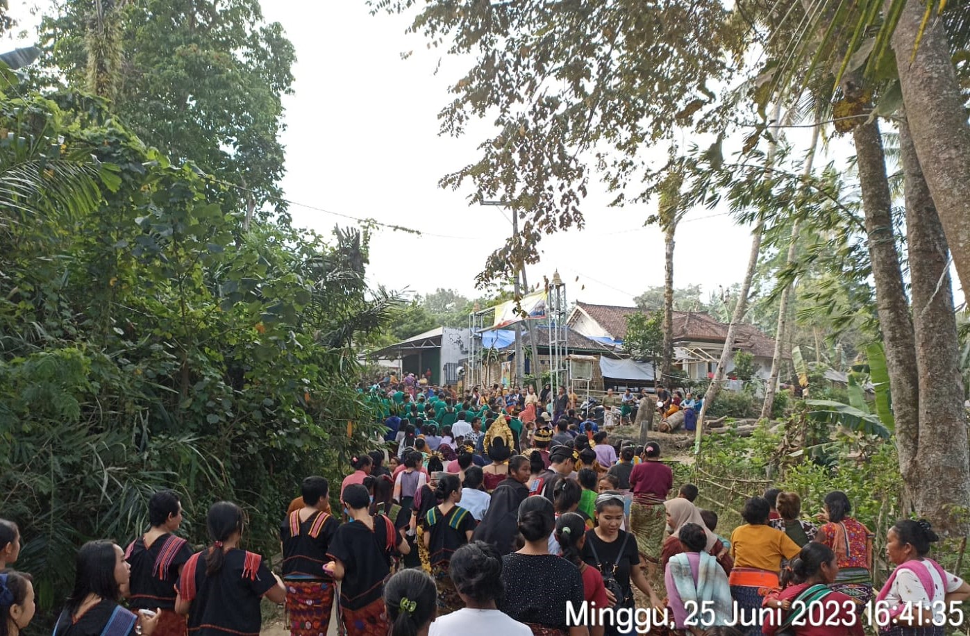 Kegiatan Nyongkolan Masyarakat Desa Mareje Timur, Mendapat Pengamanan dari Kepolisian