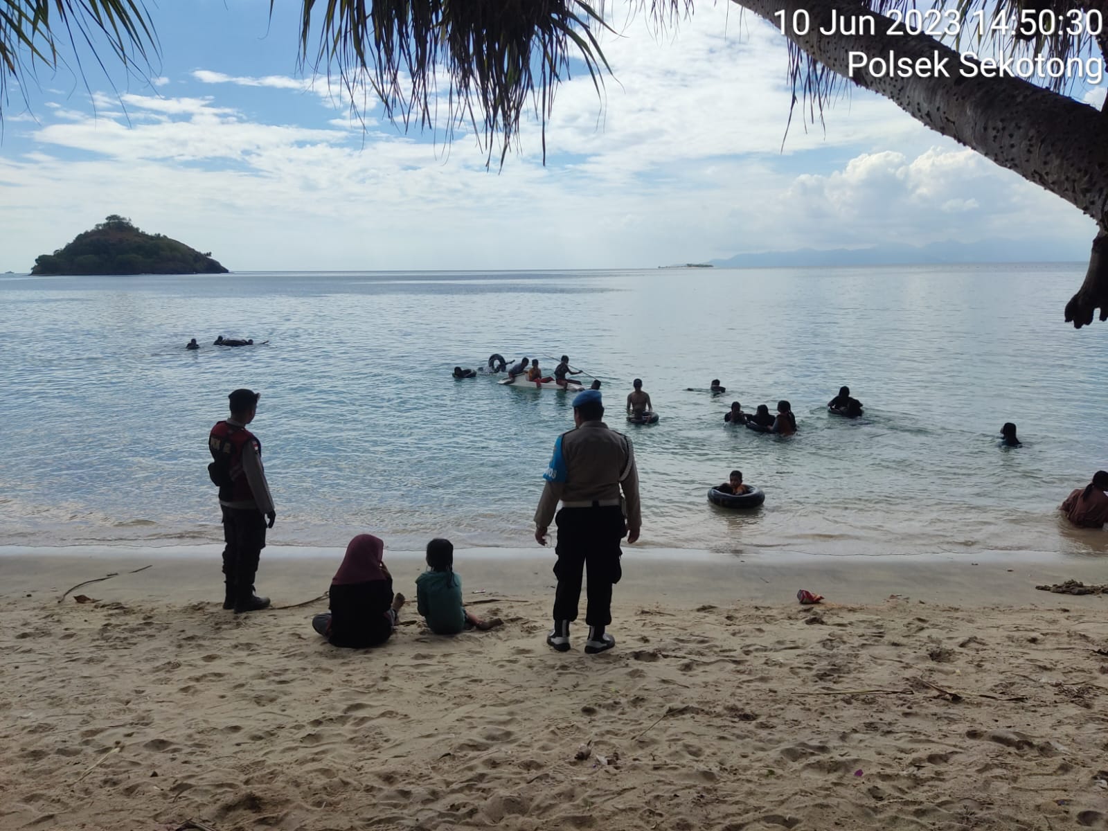 Patroli Rutin dan Pemantauan Wilayah Polsek Sekotong, Sambangi Lokasi Wisata