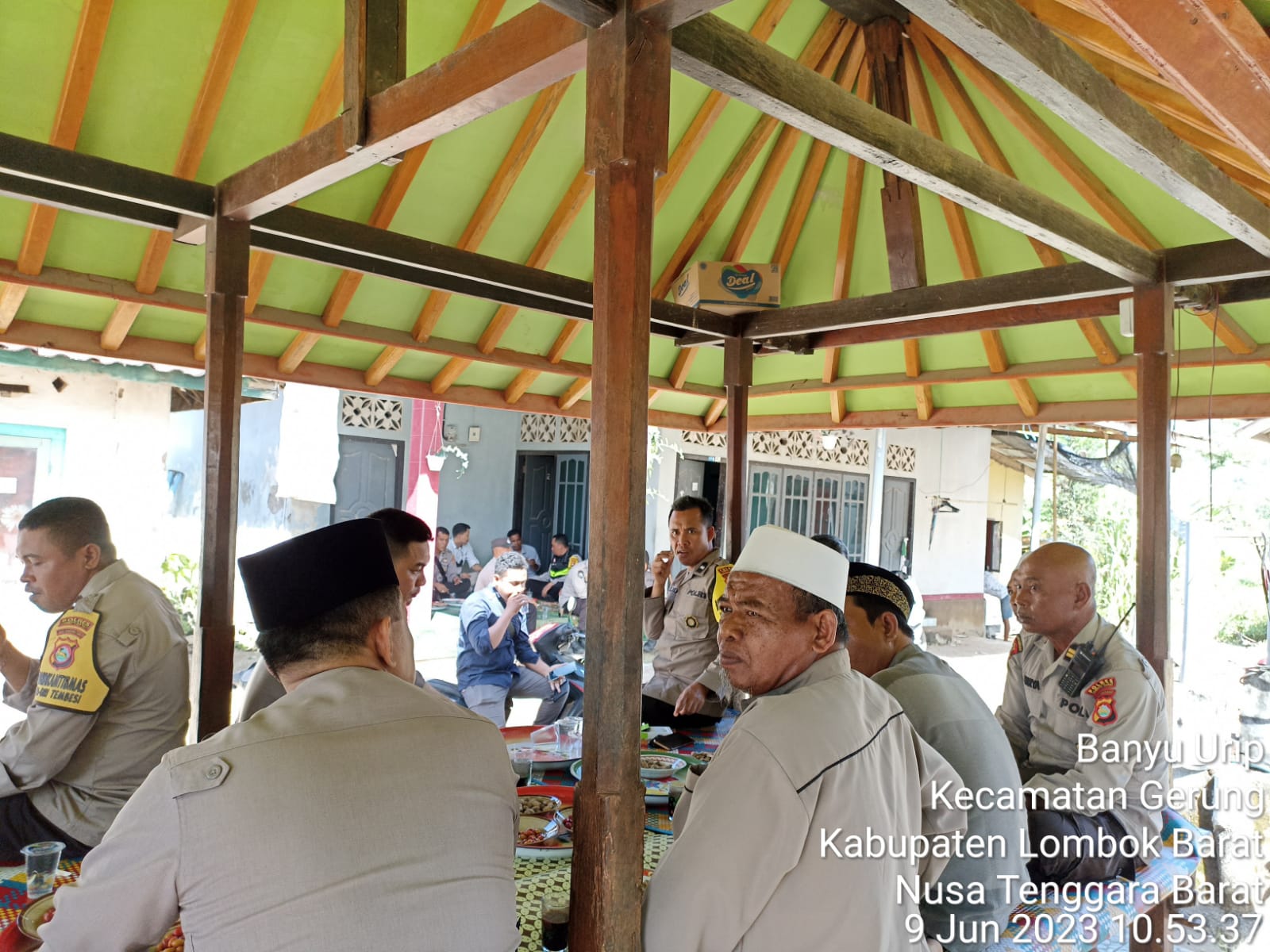 Polsek Gerung Gelar Program Jumat Curhat Polri dengan Warga Dusun Sambi Ratik