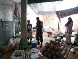 Babinsa Kebon Sari Monitoring Proses Pembuatan Media Budidaya Jamur Tiram