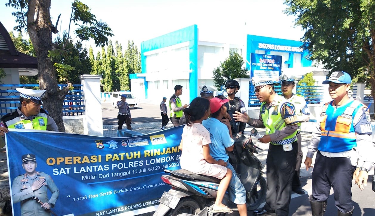 Satgas Operasi Patuh Rinjani 2023 Polres Lombok Barat Edukasi Masyarakat di Jln. Yos Sudarso