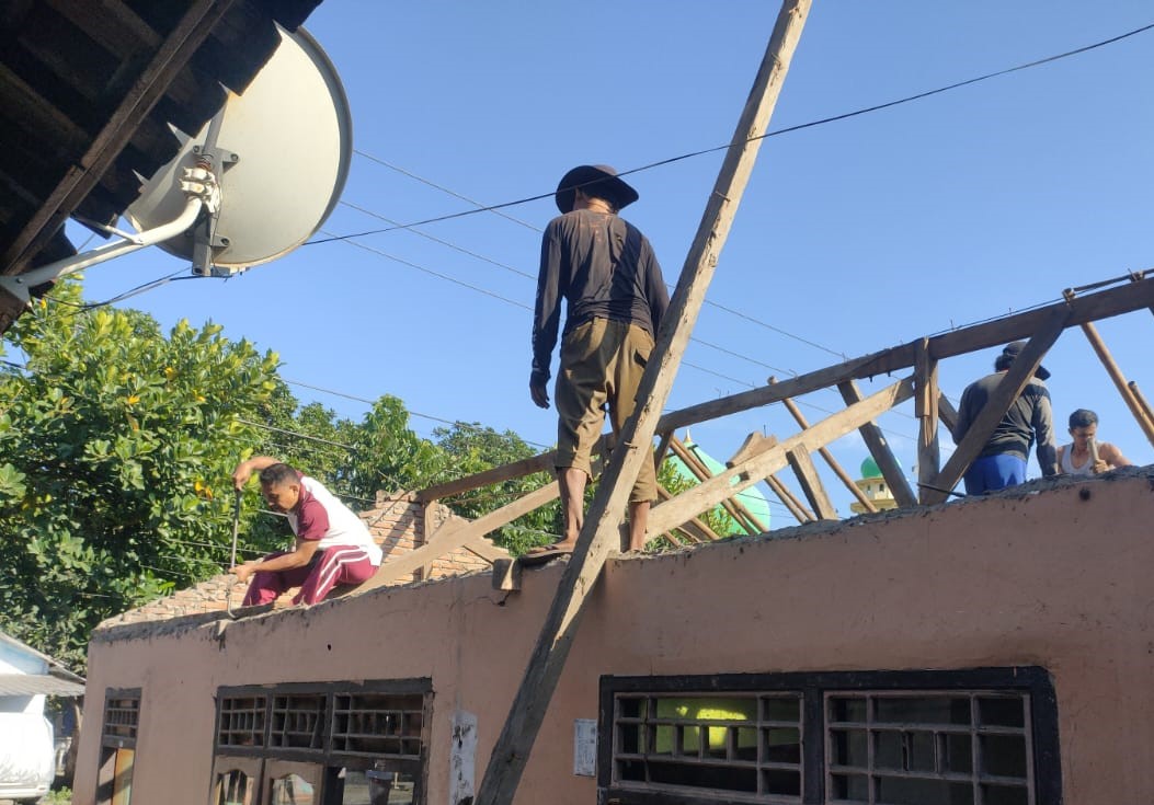 TNI-Polri, Pemdes dan Masyarakat Gotong Royong Bongkar Rumah Bantuan Rehab di Kediri