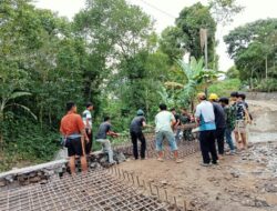 Pembangunan Jembatan, Babinsa Genggelang Koramil 1606-10/Gangga Bersama Warga Pindahkan Besi Plat