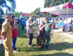 Tunjukkan Kedekatan dengan Masyarakat saat Operasi Pasar Murah Dinas Ketahanan Pangan Provinsi NTB, Babinsa Peresak Koramil 1606-08/Narmada di Rangkul Warga