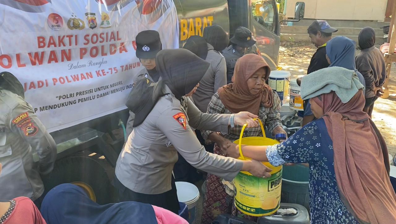 Polres Lombok Barat Salurkan Air Bersih dan Sembako untuk Warga Lansia