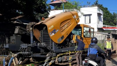 Perbaikan Jalan dan Pembuatan Saluran Air di Desa Bengkel, Polsek Labuapi Lakukan Pengamanan