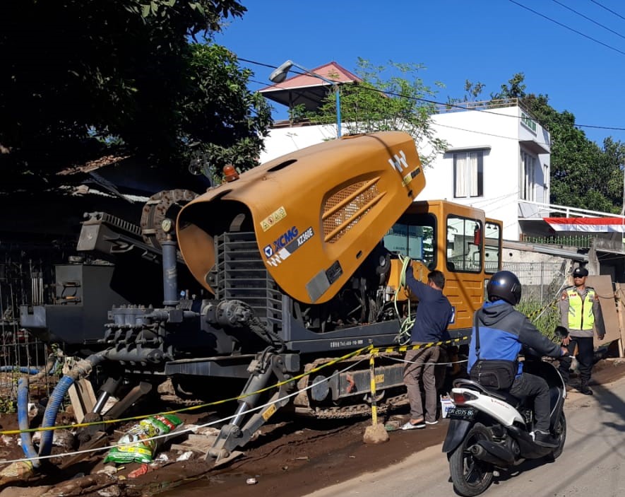 Polsek Labuapi Jaga Keamanan dan Kelancaran Perbaikan Jalan di Desa Bengkel
