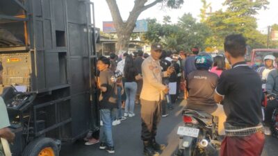 Polisi dan Masyarakat Kolaborasi Amankan Tradisi Adat Nyongkolan di Kediri