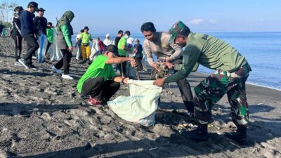 Koramil 1606-09/Ampenan dan Masyarakat Sekarbela Bersatu Bersihkan Pantai