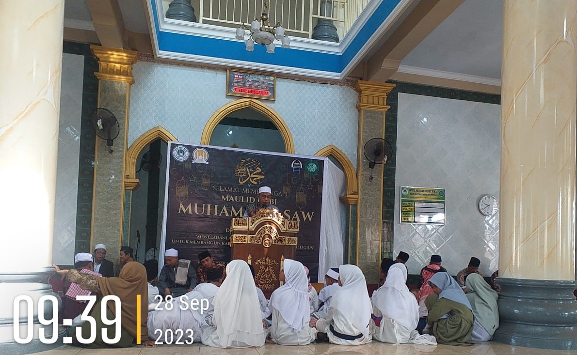 Forkopimcam Lembar Hadiri Peringatan Maulid Nabi, Ajak Masyarakat Teladani Akhlak Rasulullah