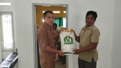 Polsek Gerung Awasi Penyaluran Bantuan Beras dari Kemensos RI