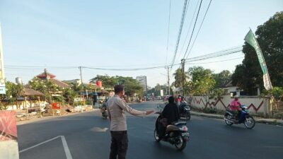 Polsek Kediri Turun Tangan Atasi Macet Pagi di Jalan dan Pasar Umum