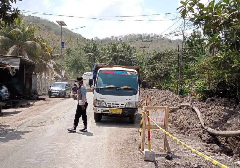 Polsek Lembar Bantu Amankan Rekonstruksi Jalan Rusak Menuju Sekotong