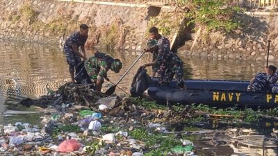 Lanal Mataram dan Koramil 1606-09/Ampenan Bersatu Bersihkan Sungai Ampenan Tengah dalam Prokasih