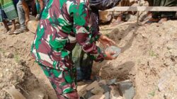 Babinsa Gotong Royong Bersama Warga Dalam Peletakan Batu Pertama Mushalla Darul Ulum di Dusun Apik Aik