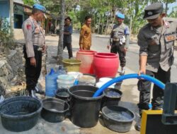 Polri Bantu Warga Kuripan Terdampak Kekeringan