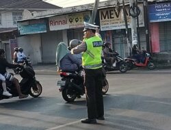 Pengaturan Lalu Lintas Pagi Polsek Batulayar, Antisipasi Kemacetan dan Laka Lantas