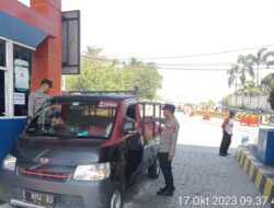 Polsek Kawasan Pelabuhan Lembar Gelar Pengamanan Cek In/Penukaran Tiket Online di Toll Gate Pelabuhan Penyebrangan PT ASDP Lembar