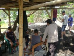 Petugas Polsek Labuapi Sambangi Rumah Warga, Berikan Himbauan Kamtibmas