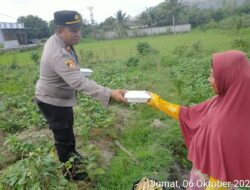 Polsek Labuapi Bantu Warga Kurang Mampu dengan Nasi Kotak