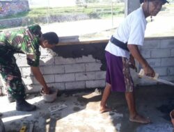 “Babinsa Gontoran dan Masyarakat Bersatu Demi Pembangunan Mushola Kantor Desa Gontoran”