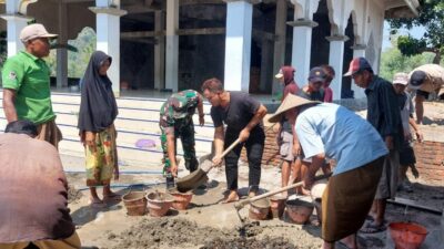 Kerjasama Sukses: Babinsa dan Warga Dusun Prajurit Kuripan Selatan Wujudkan Pembangunan Masjid Nurul Anwar