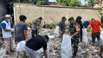 Kolaborasi Warga dan Aparat Keamanan Monjok Bersama-sama Jaga Kebersihan Lingkungan di Lingkungan Kebun Jaya Timur Mataram