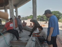 Semangat Gotong Royong di Dusun Beleke: Babinsa dan Warga Bersama-sama Pasang Besi Dinding Kubah Masjid Nurul Huda
