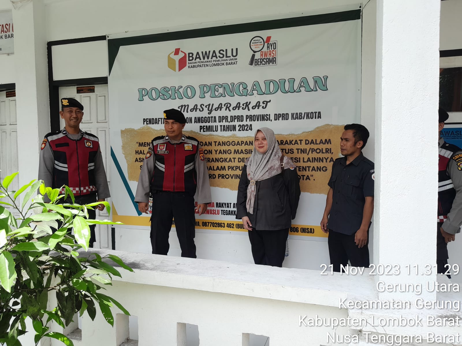 Polisi Melakukan Patroli di Kantor BAWASLU Lombok Barat Menjelang Pemilu 2024